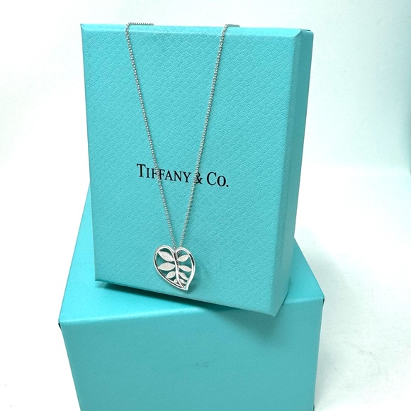 Authentic Tiffany & co. Paloma Picasso Villa Palm Leaf Pendant Necklace. - Picture 6 of 13